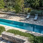 16th-century Palace With Pool In Nyaraló Muro Leccese